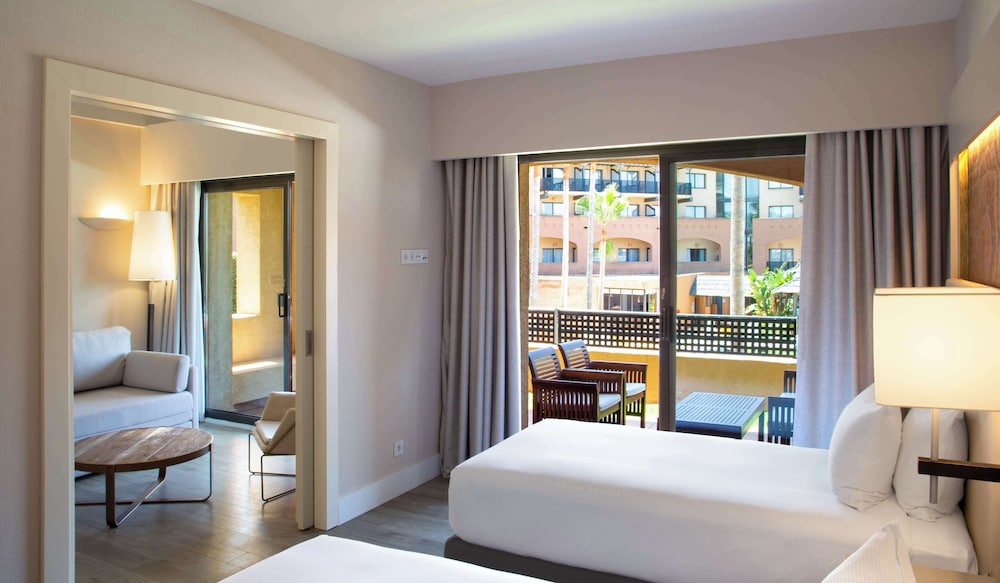 جناح بسرير كينج وسريرين منفصلين بشرفة، DoubleTree by Hilton Islantilla Beach Golf Resort 2/4