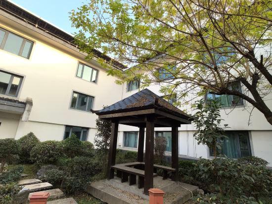 Lianhua Hotel 23/27