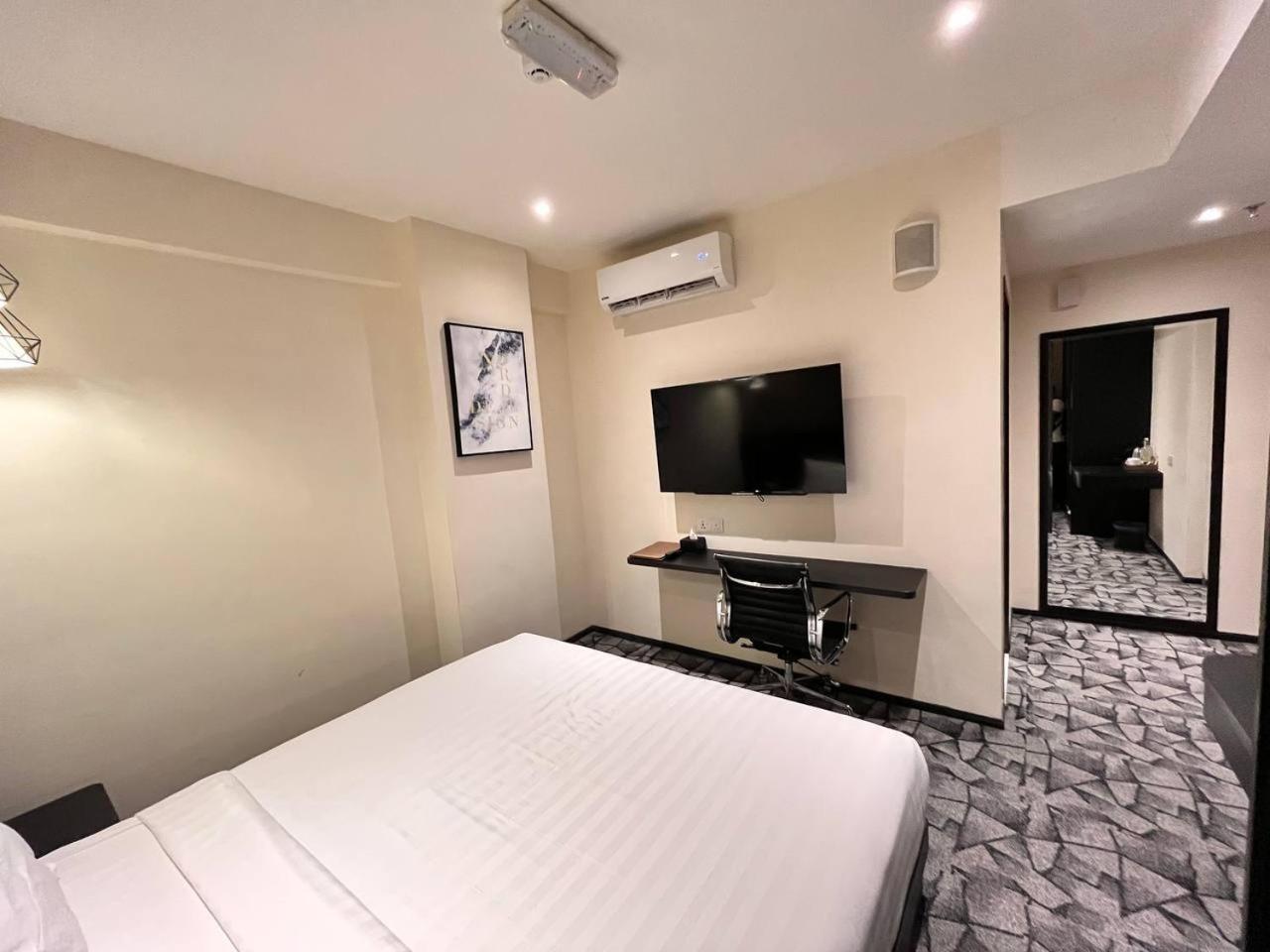 Superior, King Bed, No Window