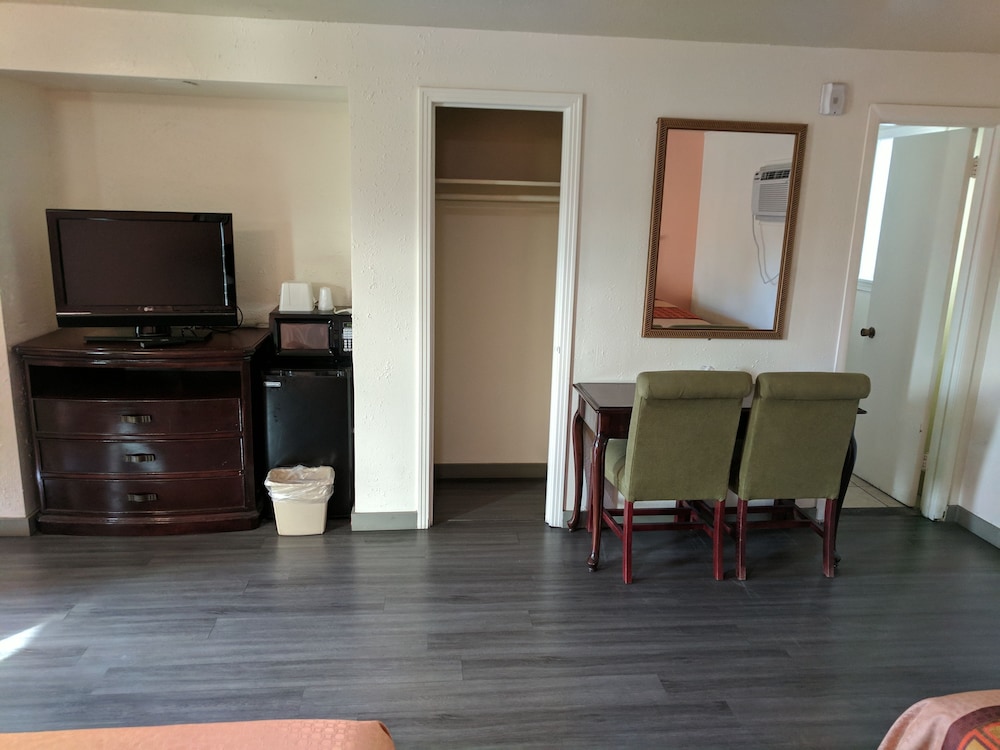 La Hacienda Motel 50/65