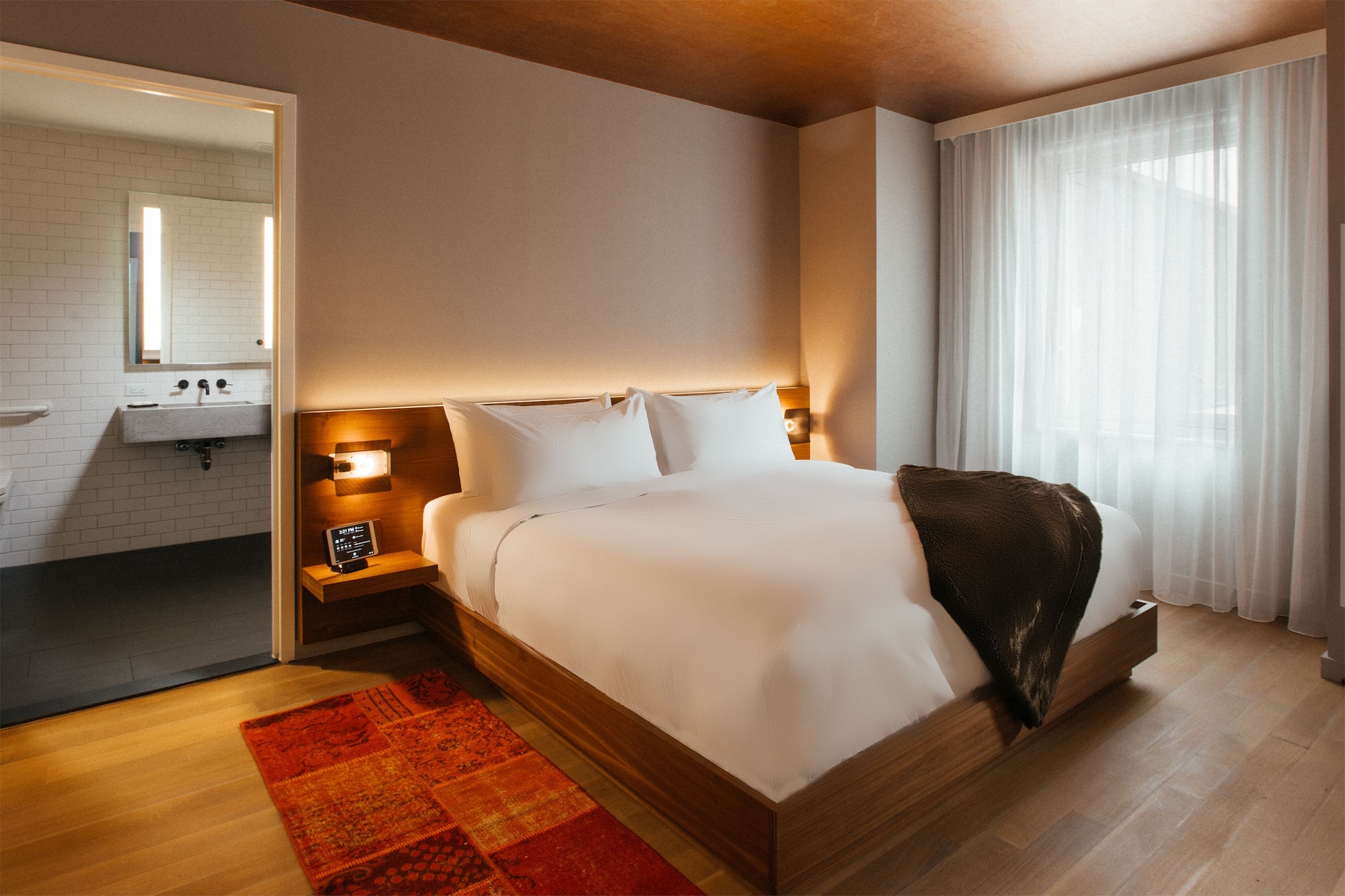 EXECUTIVE, SUITE