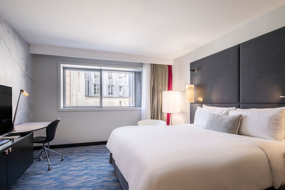 Room, Queen Bed, Garden View 3/10