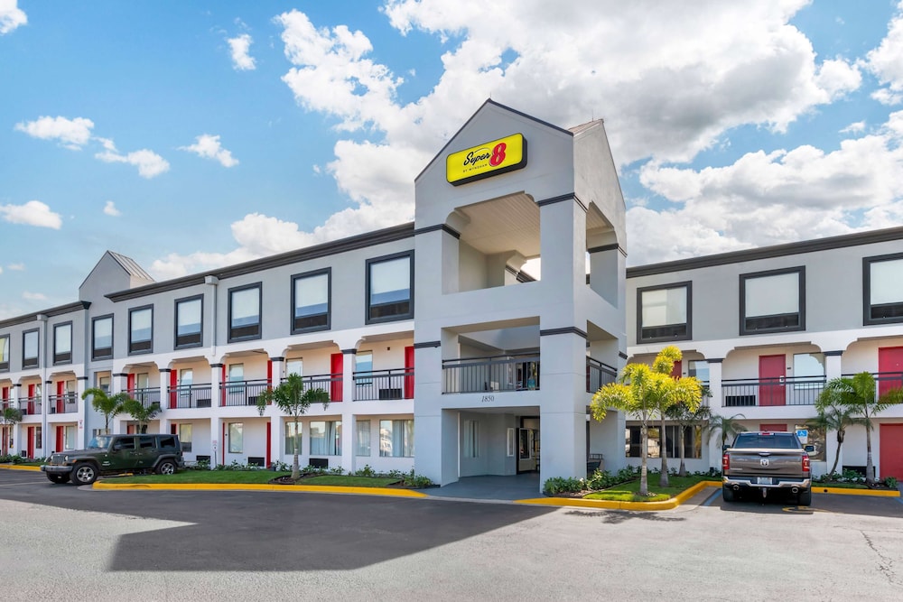 Super 8 by Wyndham Orlando Near Florida Mall 46/54