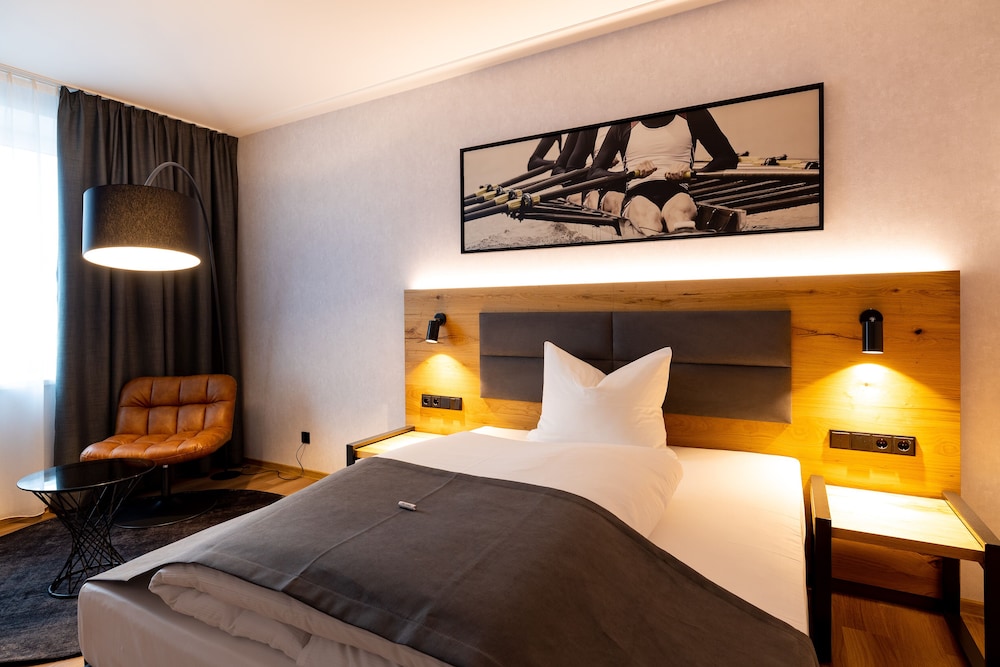 Economy, Queen Bed