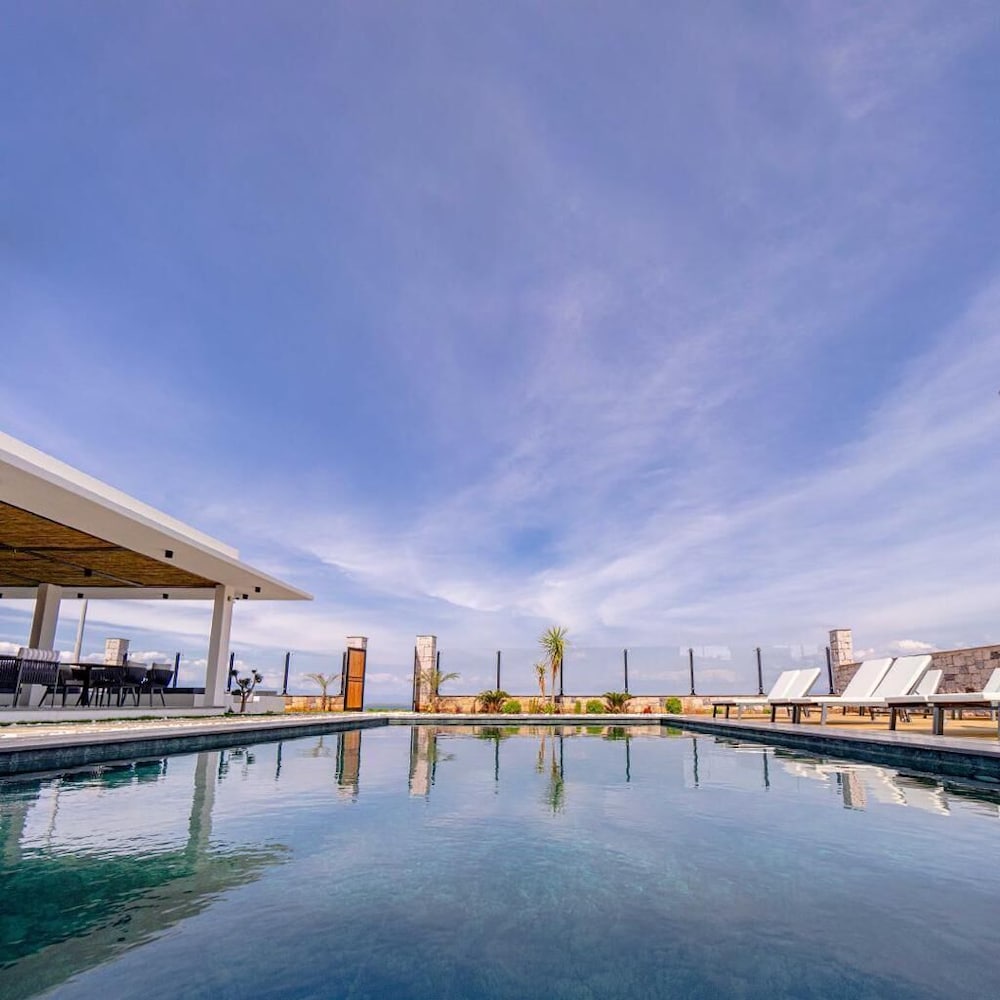 Leone Cunda Edition Otel(+12) 30/38