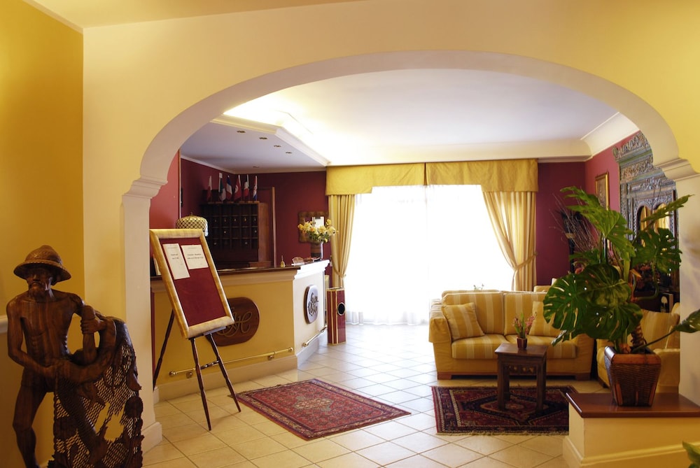 Greta Rooms 25/37