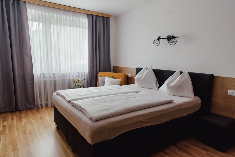 ROOM, TRIPLE