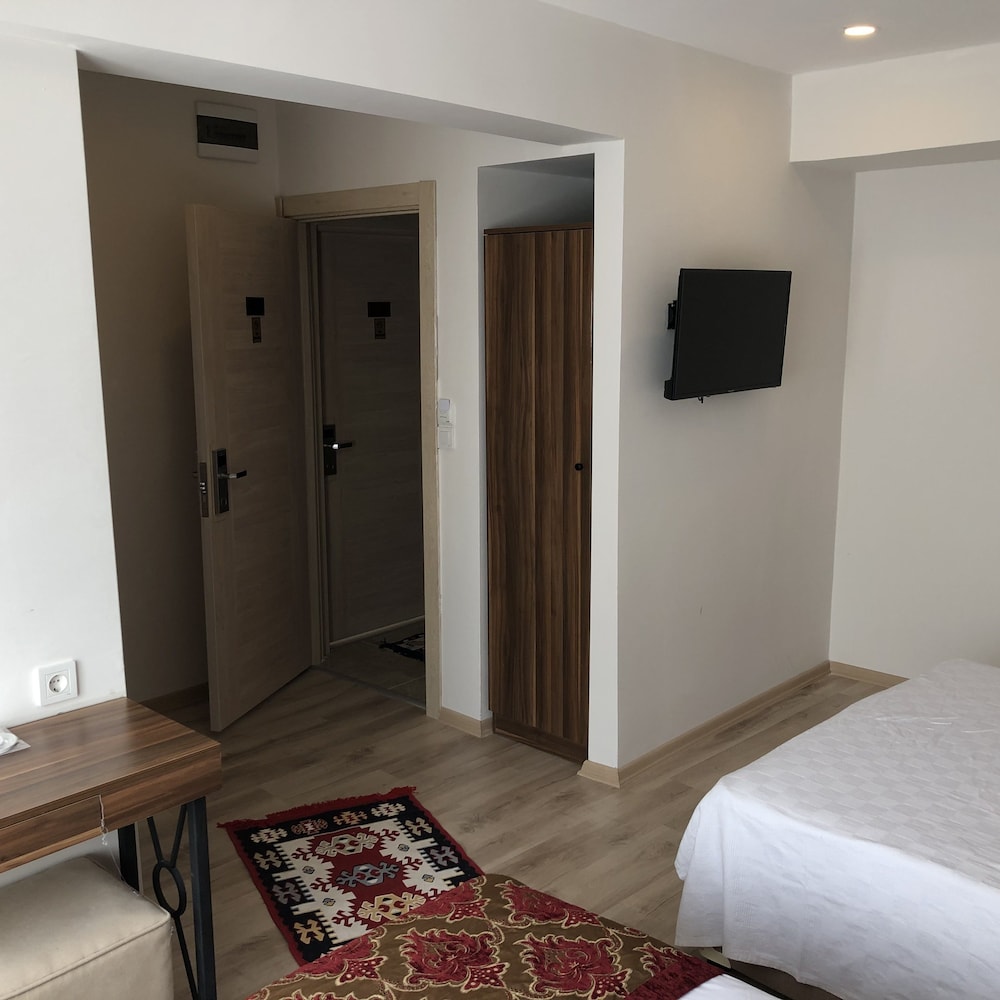 The Reina Hotel 15/70