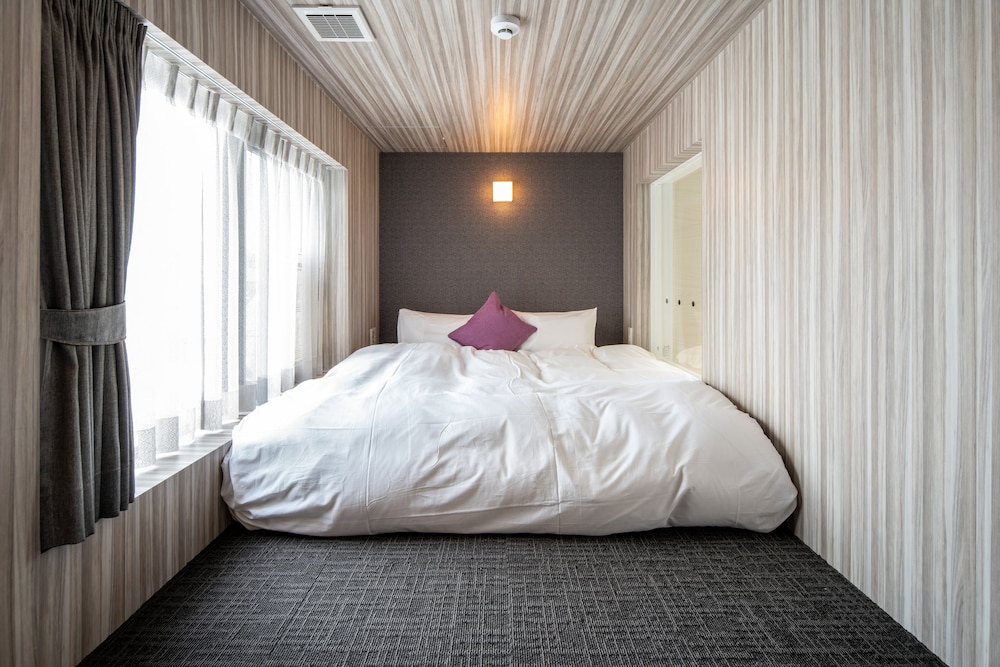 STANDARD, QUEEN BED