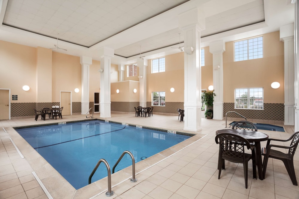Country Inn & Suites By Radisson Manchester Airport Nh 1/20
