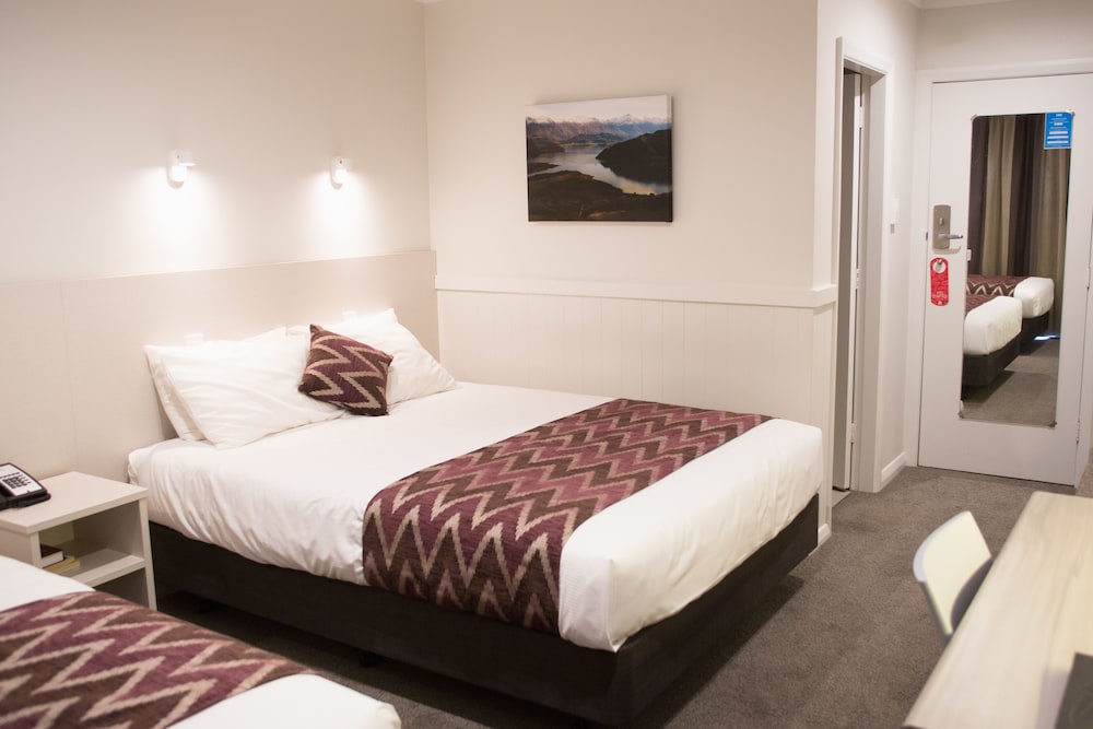 Wanaka Hotel 24/37