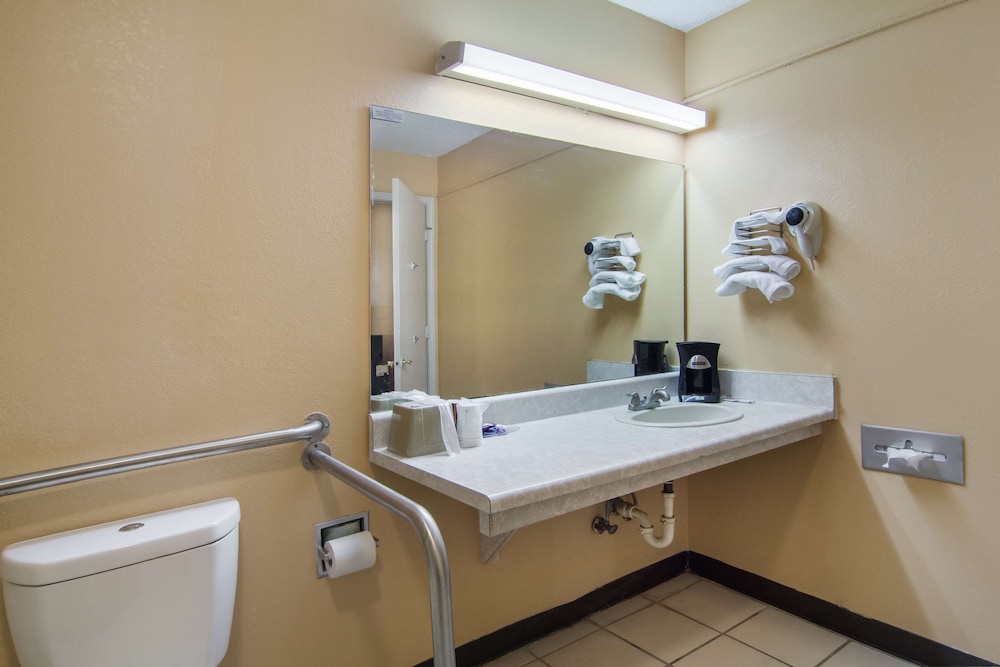 Americas Best Value Inn Darien 23/38