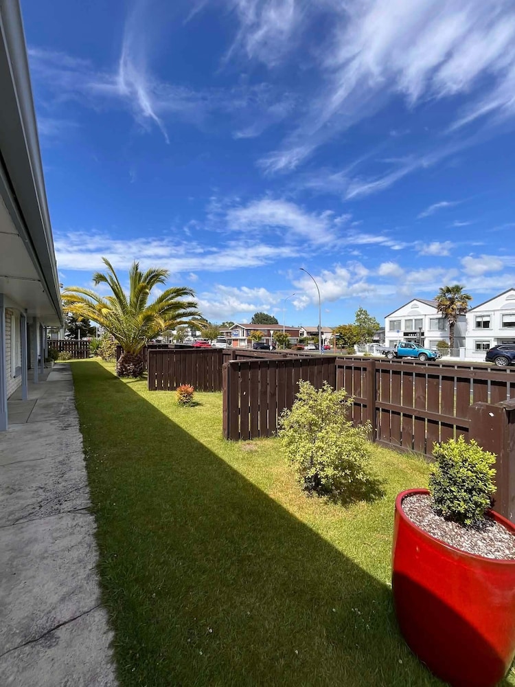 Kowhai And Colonial Motel 45/49