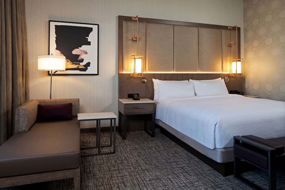 DELUXE, KING BED, AIRPORT VIEW, ACCESSIBLE