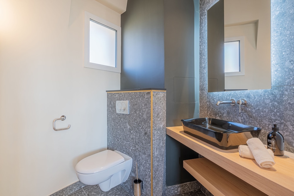 Yuna Porte Maillot - ApartHotel 48/50