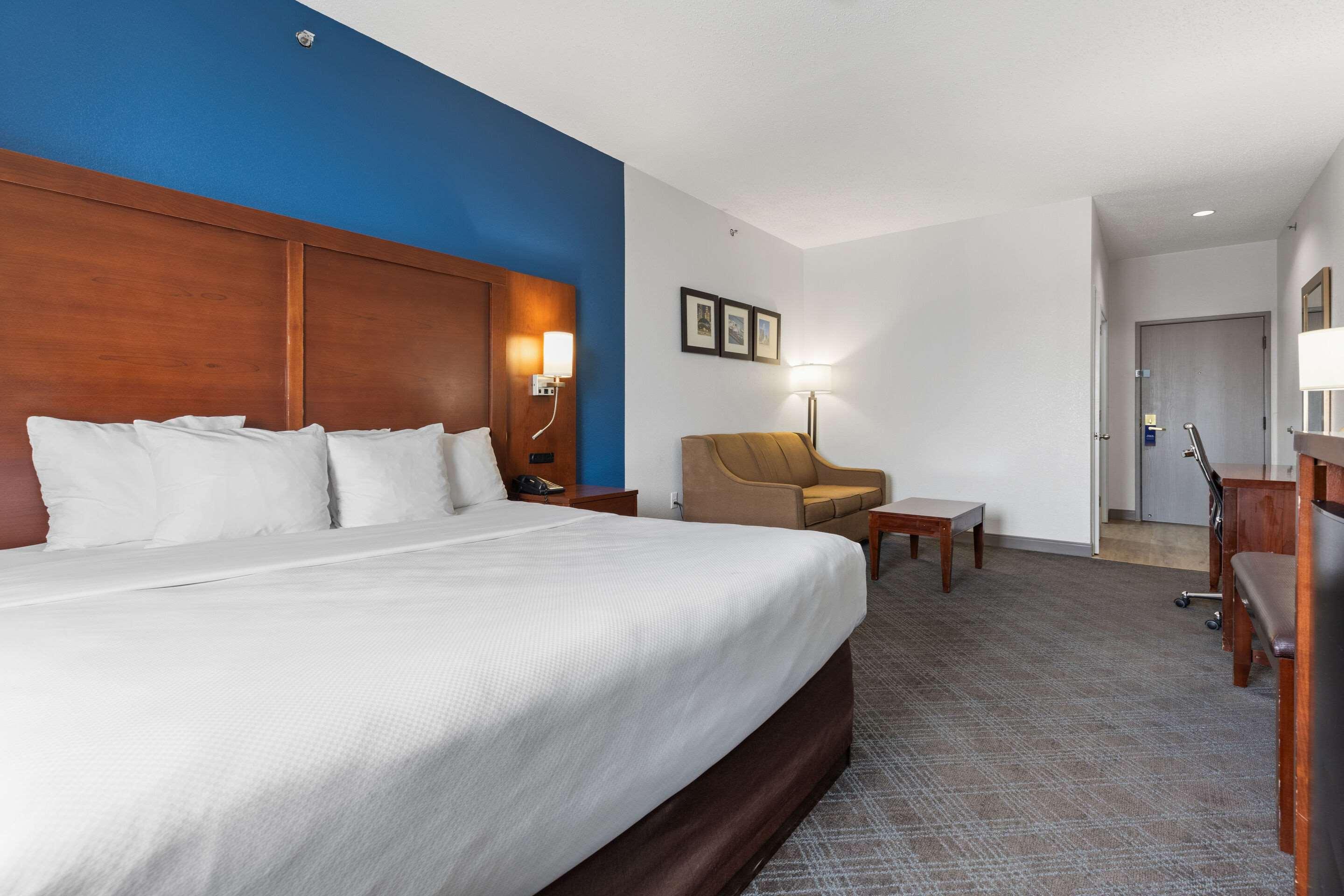 SUITE, KING BED, ACCESSIBLE