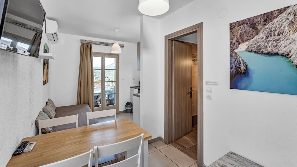 Evina Rooms & Suites 6/38