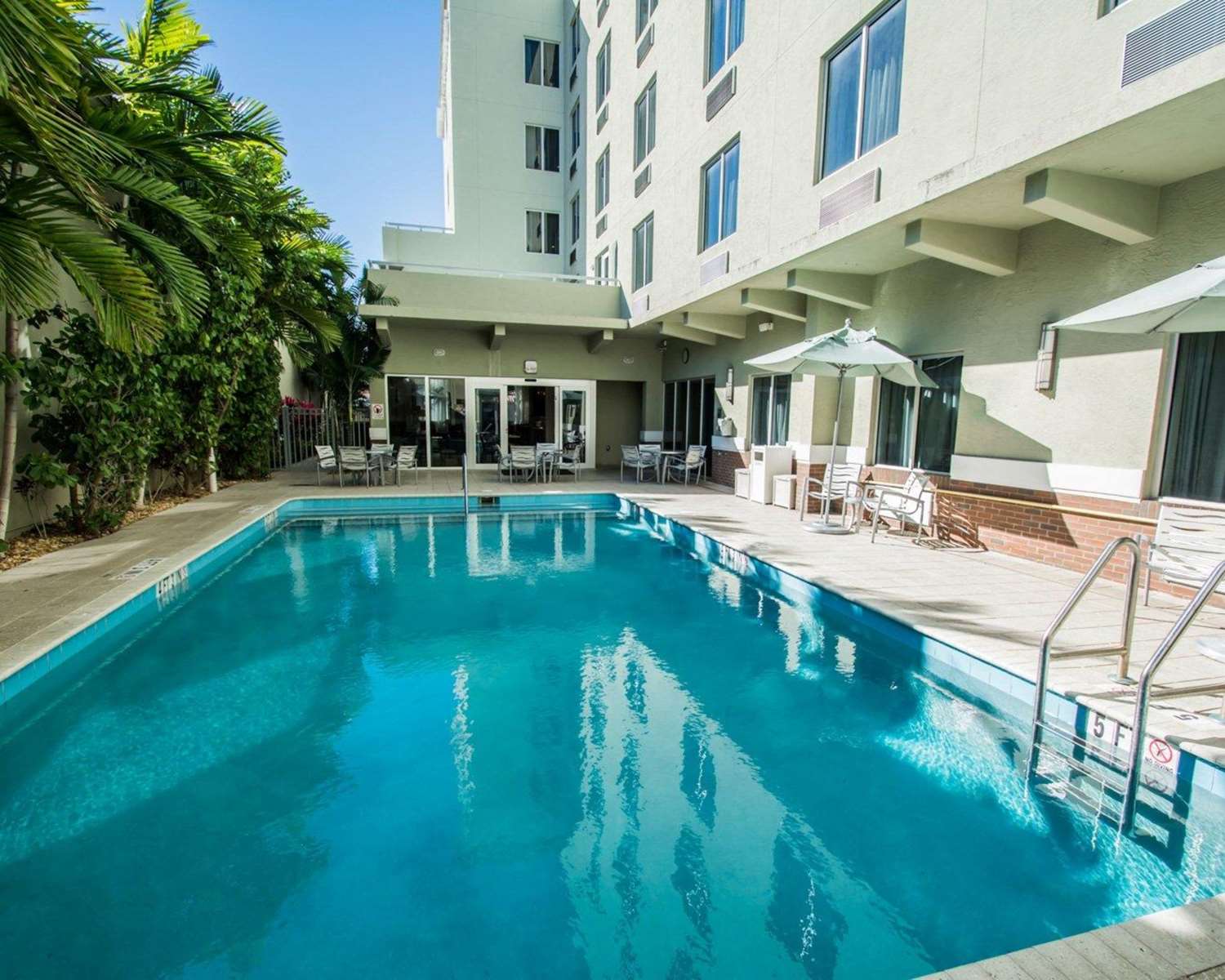 Comfort Suites Miami Airport North 21/21