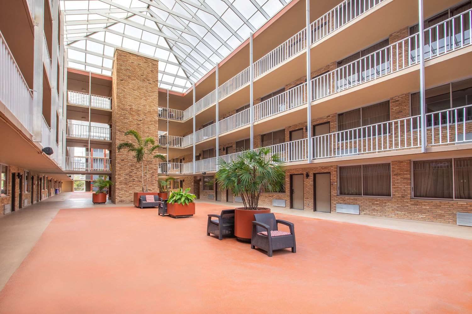 Ramada By Wyndham Tampa Airport Westshore 26/29