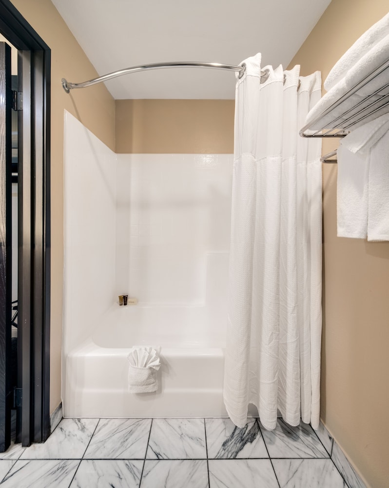 Ayres Inn Corona East 45/46