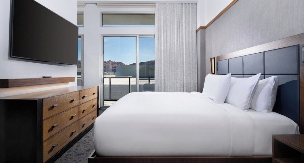 Collection, Junior Suite, King Bed, Accessible 3/9