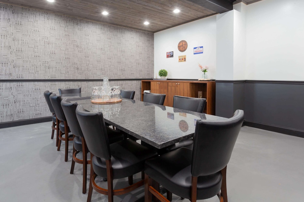Ramada by Wyndham Hartford North / Bradley Airport 28/48