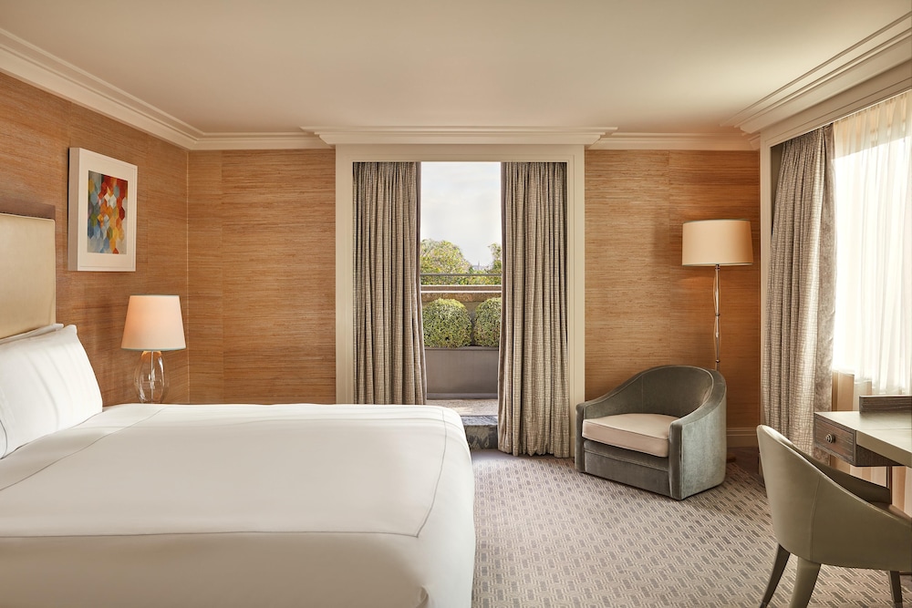 جناح جونيور بسرير كينج بشرفة، THE BERKELEY HOTEL 2/5