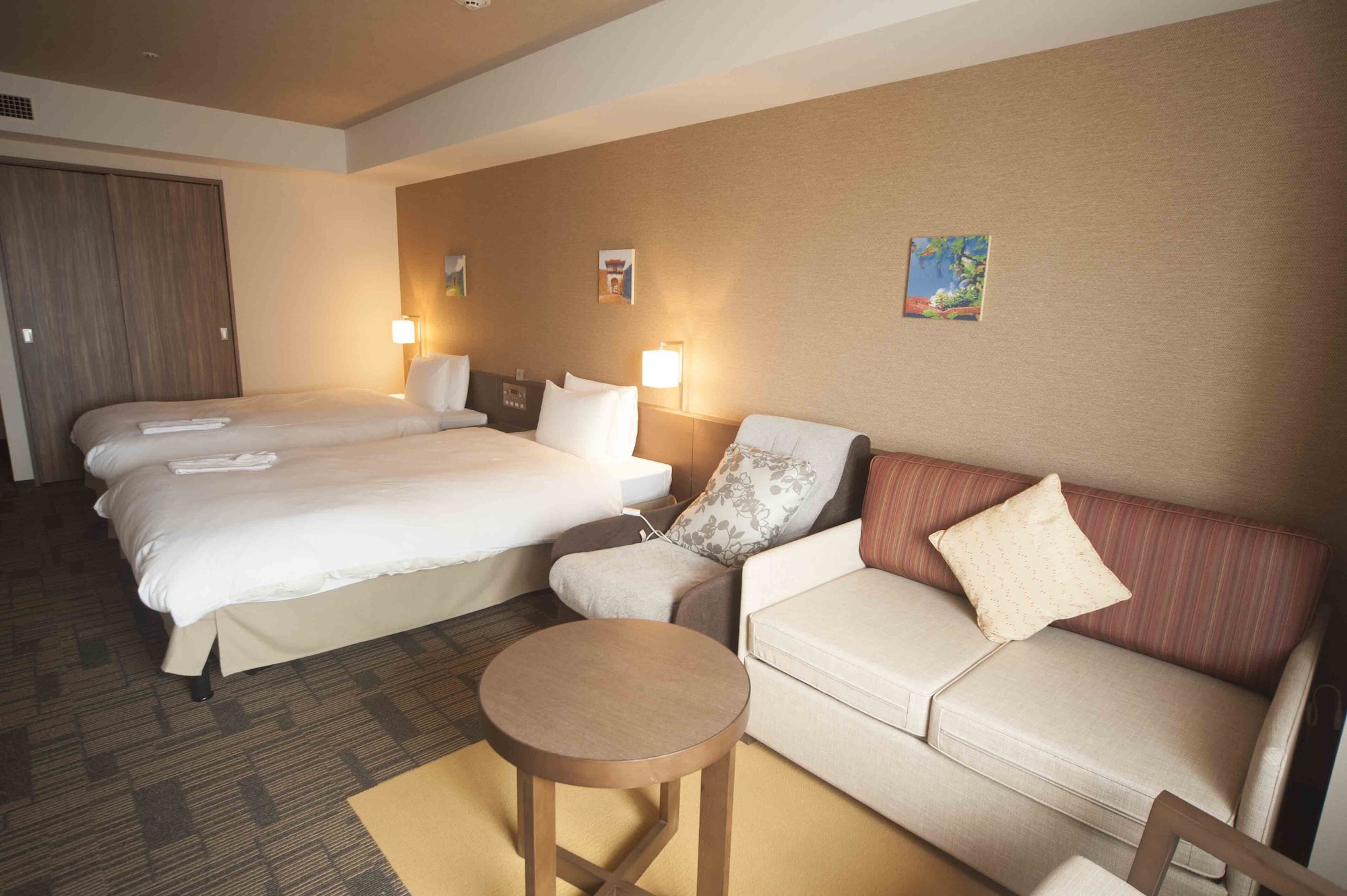 Universal, Twin Beds