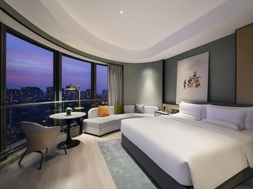 DELUXE, KING BED, LAKE VIEW