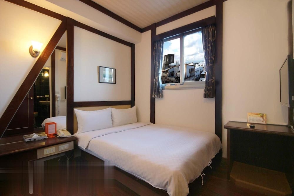 Traveler Hotel 10/37