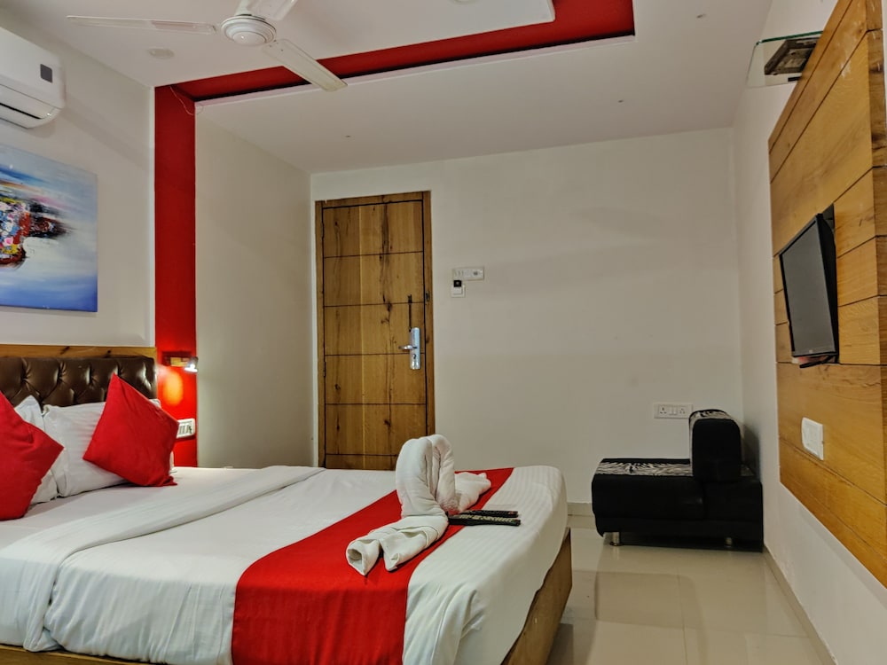 Hotel Grandeur Mumbai 8/23
