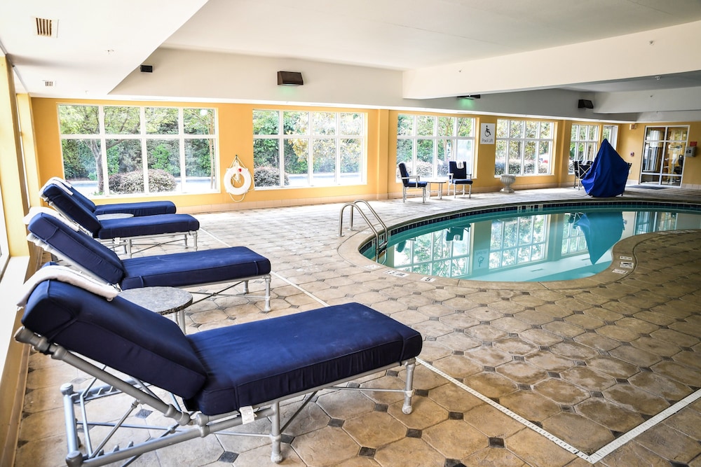 Holiday Inn Express Hotel Suites Concord 38/57