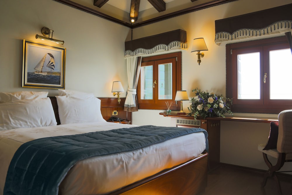 SUPERIOR, DOUBLE OR TWIN BED, LAGOON VIEW