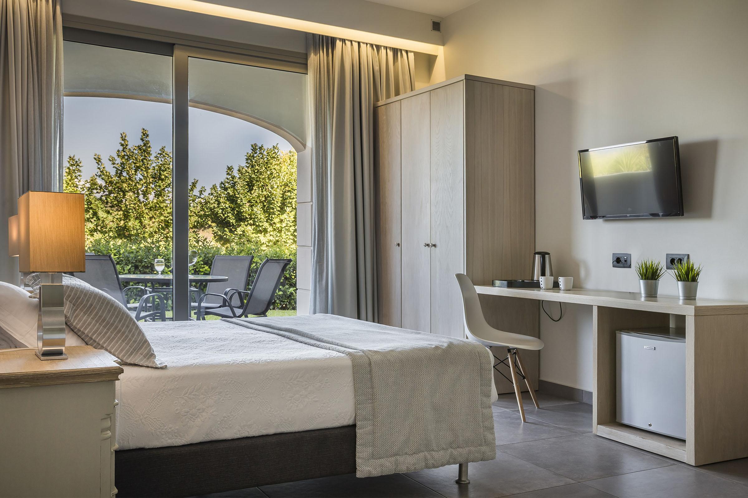 Deluxe, Double Bed, Side Sea View