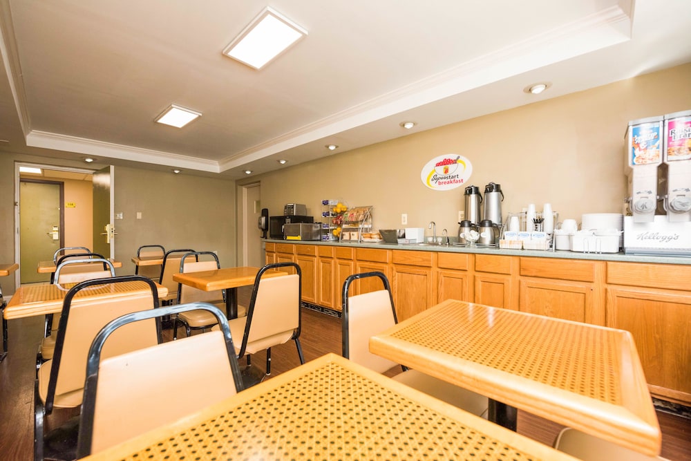 Super 8 By Wyndham Frederick 28/42