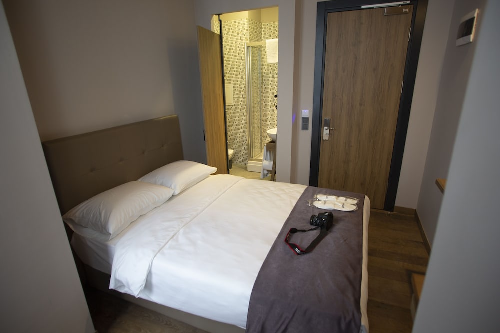 Jurnal Hotel 8/32