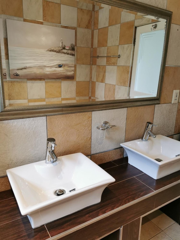 The Hamptons Guest House 44/50