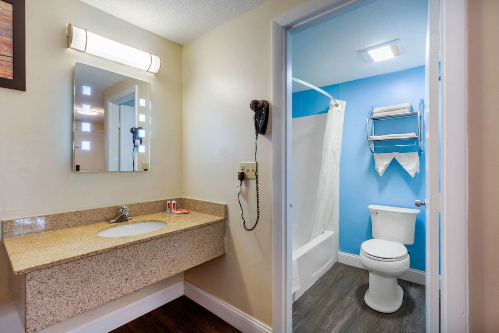 Econo Lodge West Yarmouth on Cape Cod 11/38