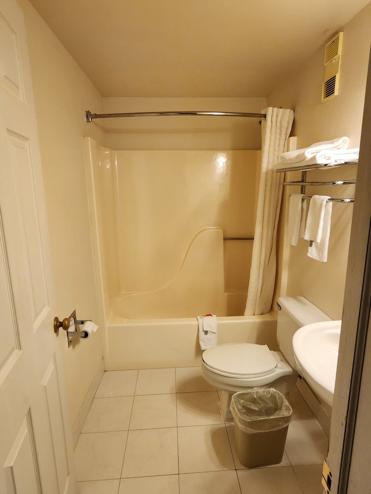 Econo Lodge & Suites Grand Rapids Airport 32/32