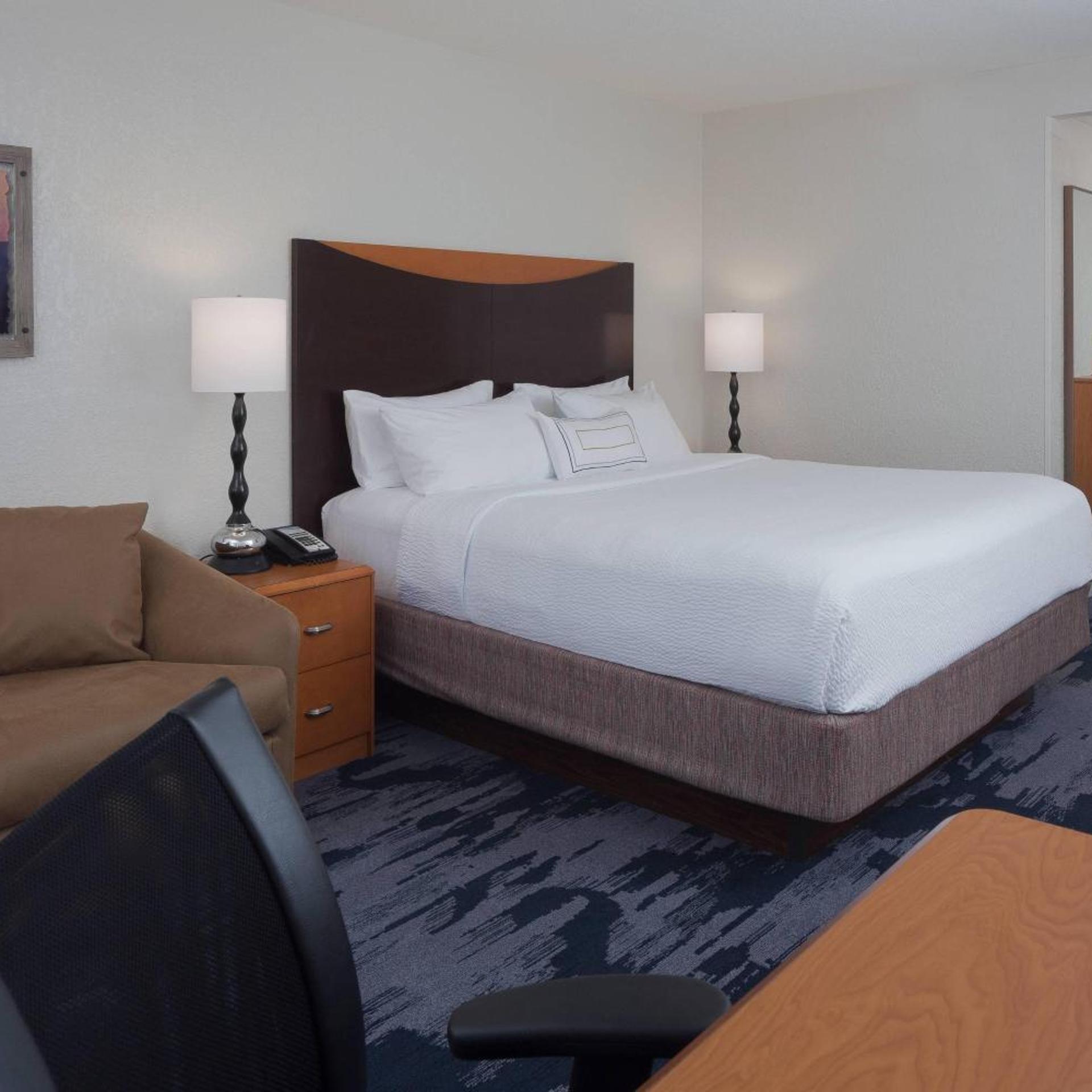 غرفة بسرير كينج بحوض استحمام لذوي الإعاقة، Fairfield Inn & Suites Orlando Lake Buena Vista 2/3