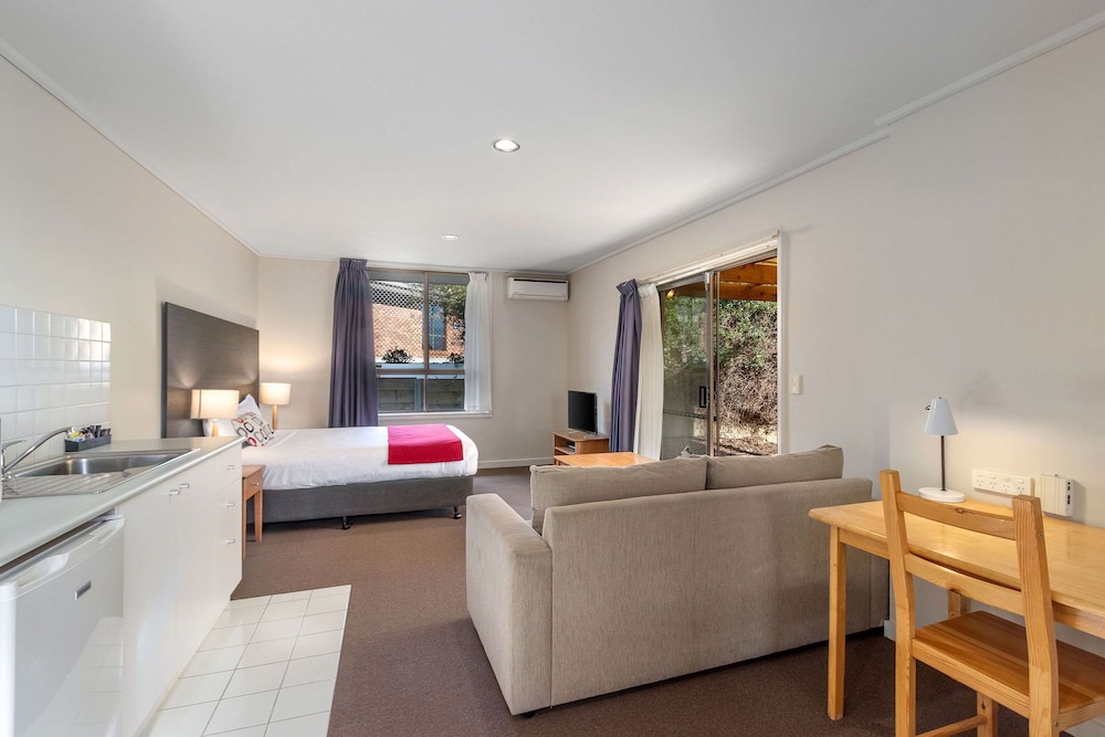 Knox International Hotel and Apartments 18/24