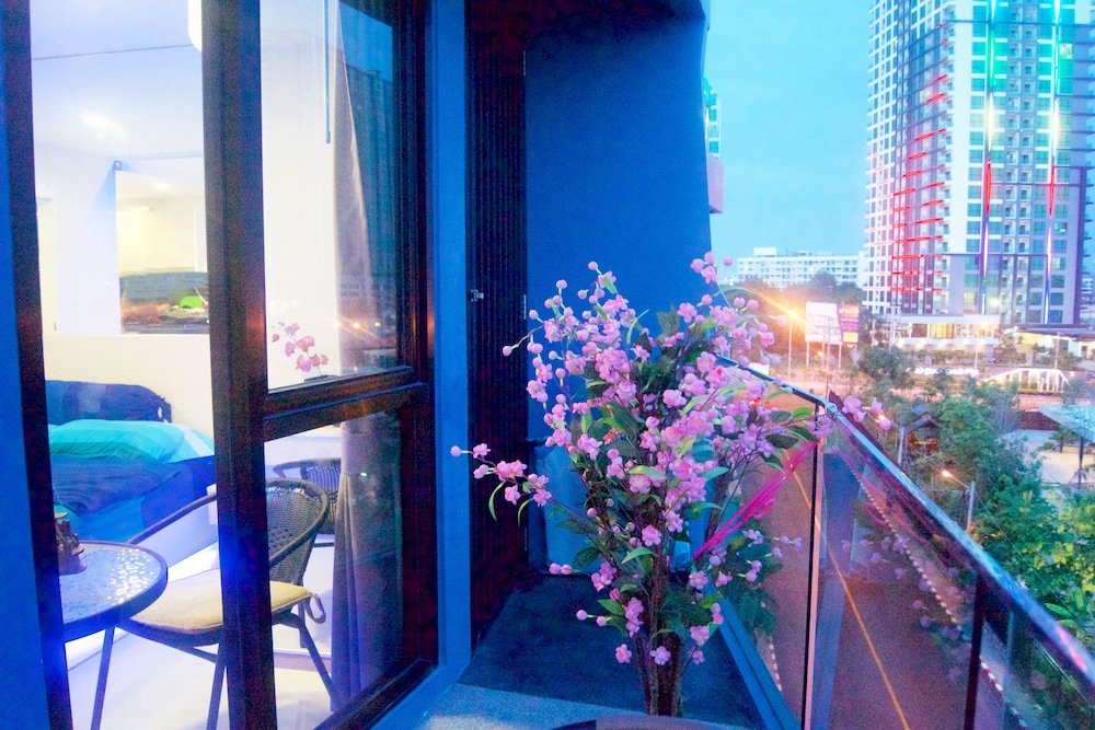 Acqua Condominium 6/50