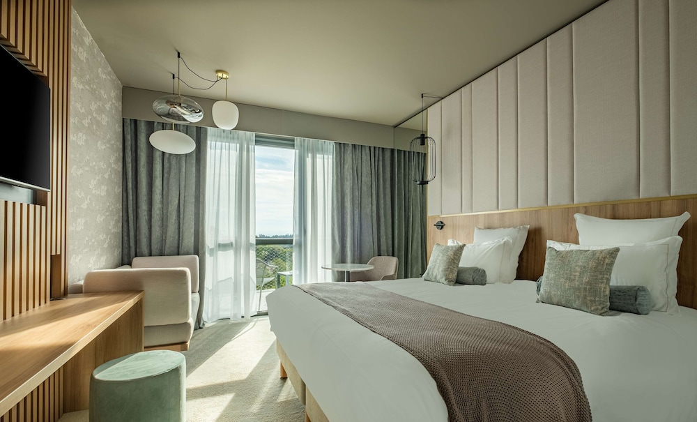 Golden Tulip Lyon Ouest Techlid - Hotel & Spa 24/76