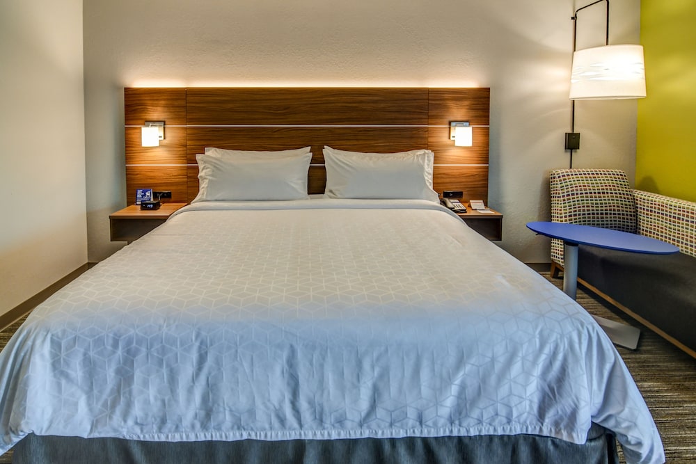 HOLIDAY INN EXPRESS FORT WALTON BEACH CENTRAL 15/47
