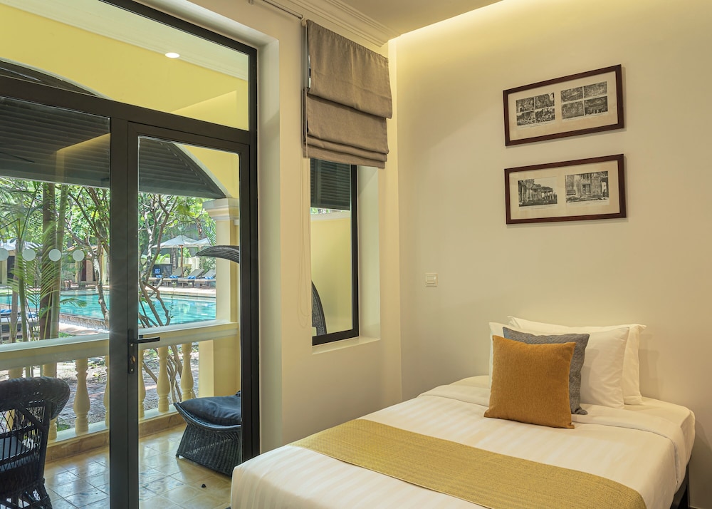 DELUXE, TWIN BEDS, POOL VIEW