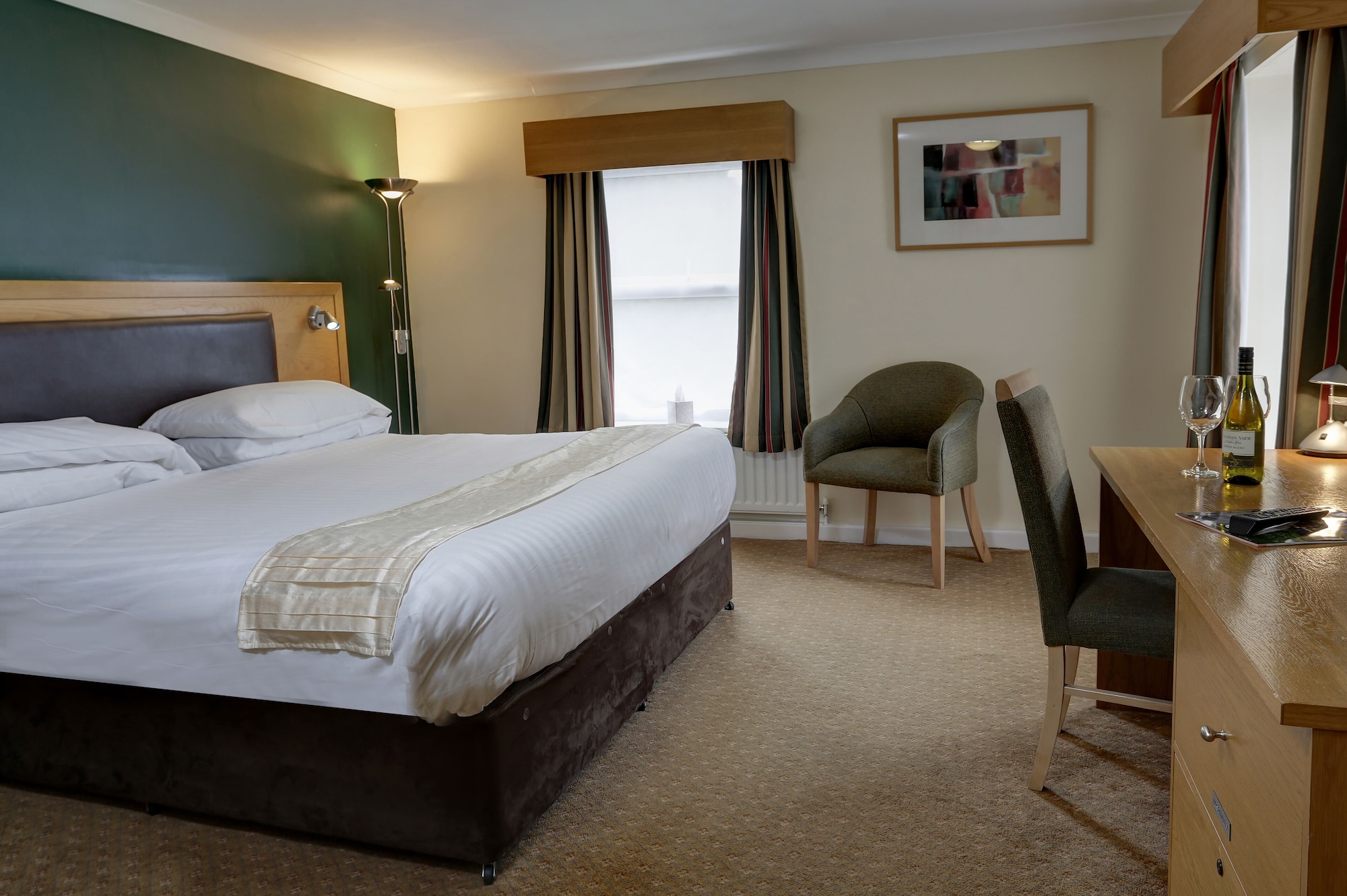 EXECUTIVE, KING BED