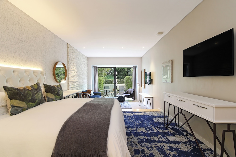 Junior Suite, King Bed, Garden View, Garden Area