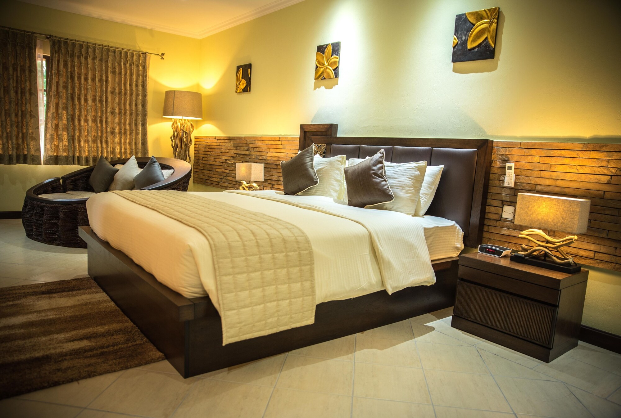 DELUXE, DOUBLE BED