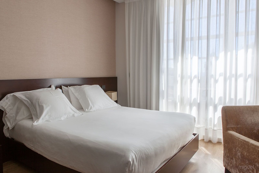 STANDARD, QUEEN BED