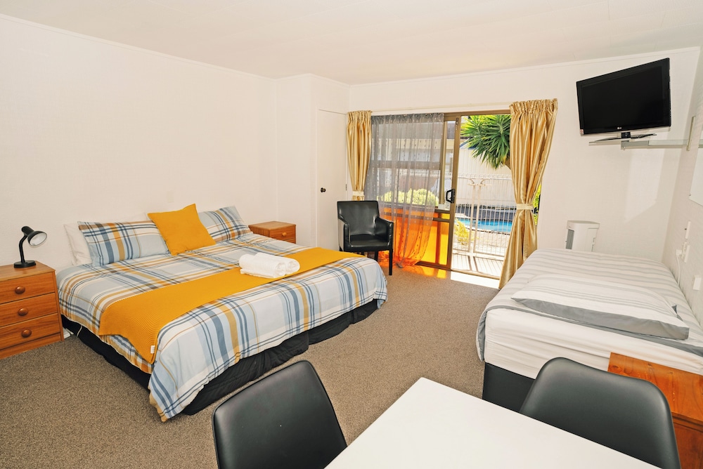 DUKES MIDWAY LODGE 20/43